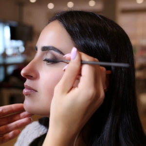 Blogger Sarah Lindner from The House of Sequins how to do winged eyeliner with Truth and Beauty Spa Roslyn