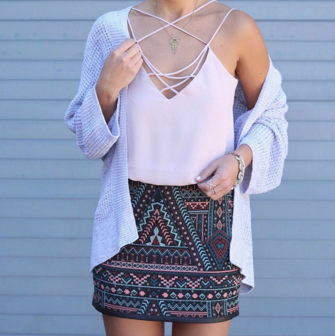 Blogger Sarah Lindner of The House of Sequins wearing express jacquard mini skirt. Your Life, Your Dress Code