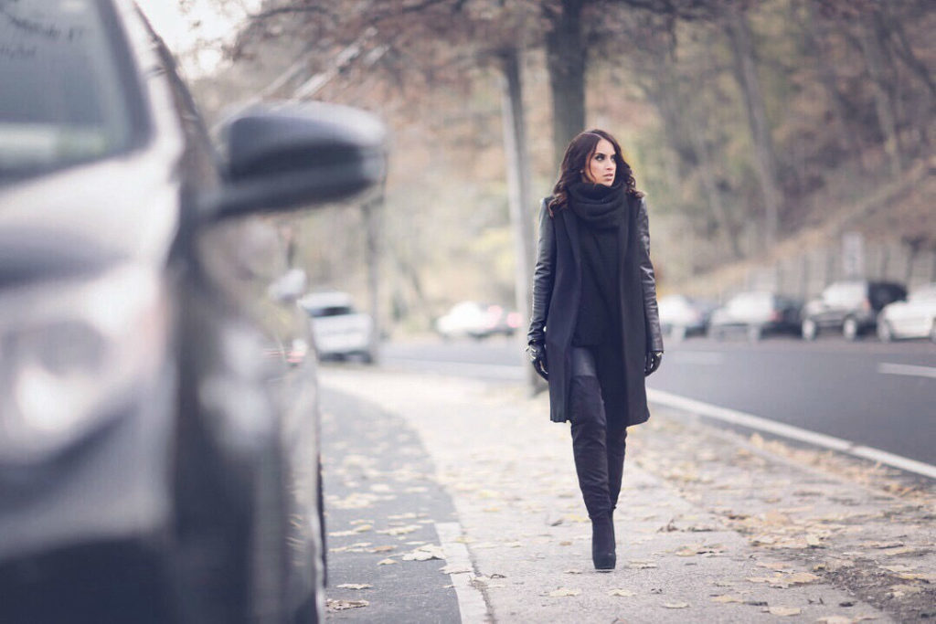 Blogger sarah lindner of the house of sequins wearing black liquid leggings and all black for fall and winter outfit