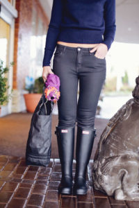 Blogger Sarah Lindner of The House of Sequins wearing Hunter wellington rain boots in blue. Black friday and cyber monday sales