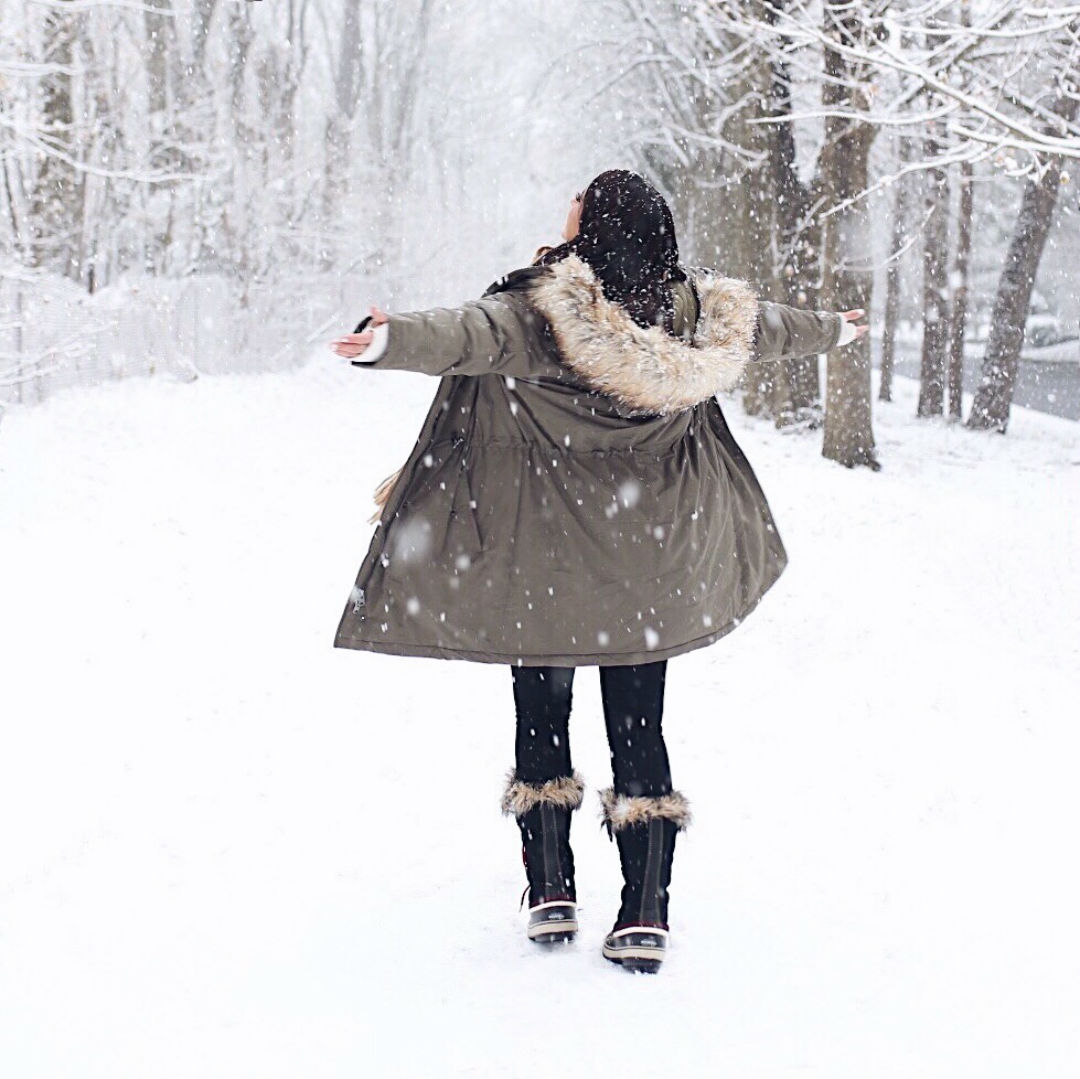 Blogger Sarah Lindner of the house of sequins wearing the best boots for the snow. Sorel Joan of Arctic snow boots and topshop Monty Faux Fur Trim Hooded Long Parka