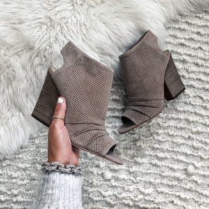 Blogger Sarah Lindner of The House of Sequins instagram round-up of #nsale shoes. VINCE CAMUTO KENTVI SANDAL