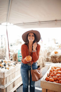 Blogger Sarah Lindner of The House of Sequins on what to wear pumpkin picking. Wearing Thermal Henley shirt by Socialite, STS Blue and are their Emma Ankle Skinny Jeans, Vince Camuto Small Niki Leather Tote and Sole Society Wide Brim Wool Hat