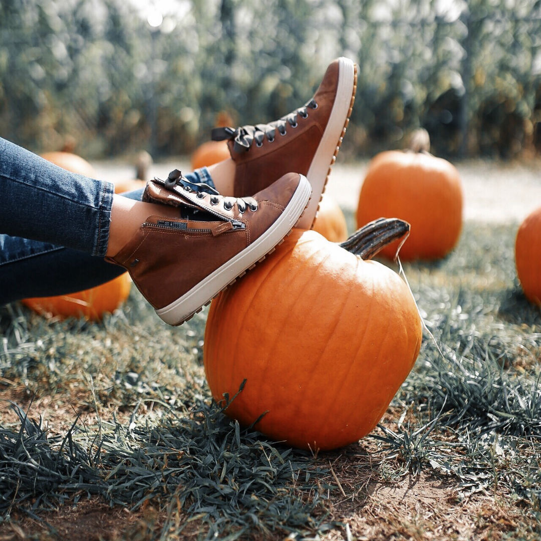 Blogger Sarah Lindner of The House of Sequins wearing ECCO SOFT 7 TRED GTX boots. What to wear pumpkin picking