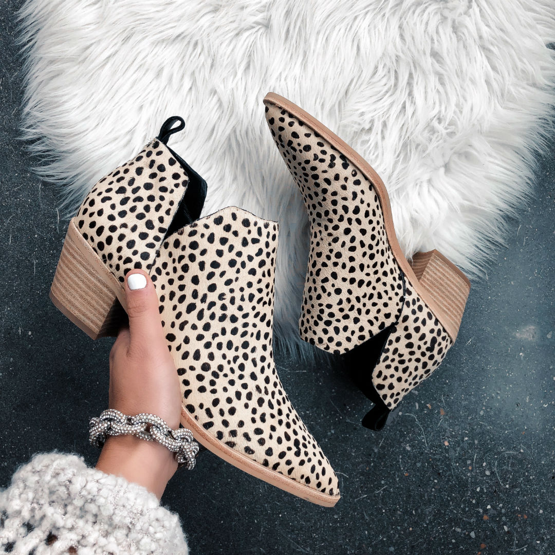 Blogger Sarah Lindner of The house of sequins wearing leopard Dolce Vita Sonni booties. Fall Leopard shoe round-up