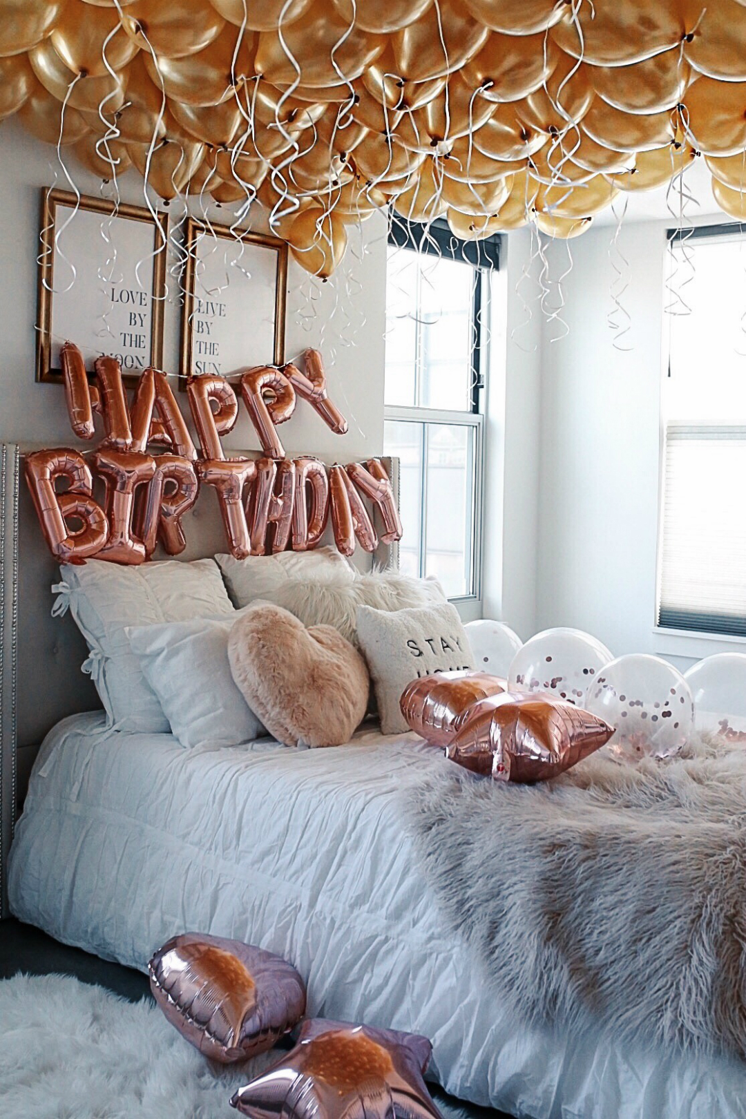 Blogger Sarah Lindner of The House of Sequins Room inspiration. How to decorate a room for a birthday with balloons 