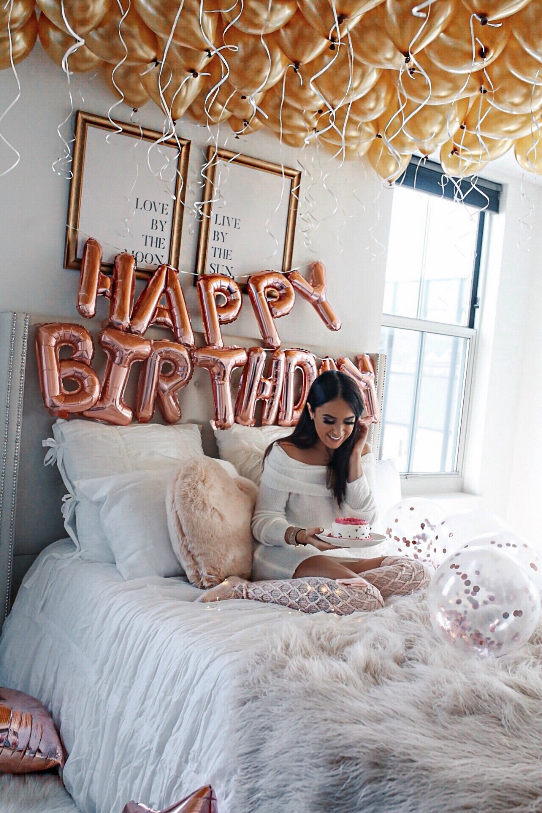Blogger Sarah Lindner of The House of Sequins Room inspiration. How to decorate a room for a birthday with balloons 