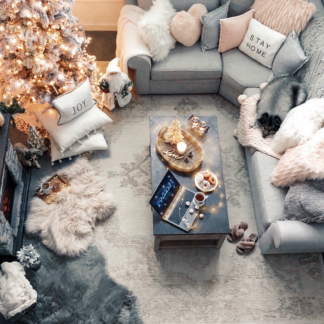 Blogger Sarah Lindner of The House of Sequins Living room inspiration for christmas. How to decorate for christmas 