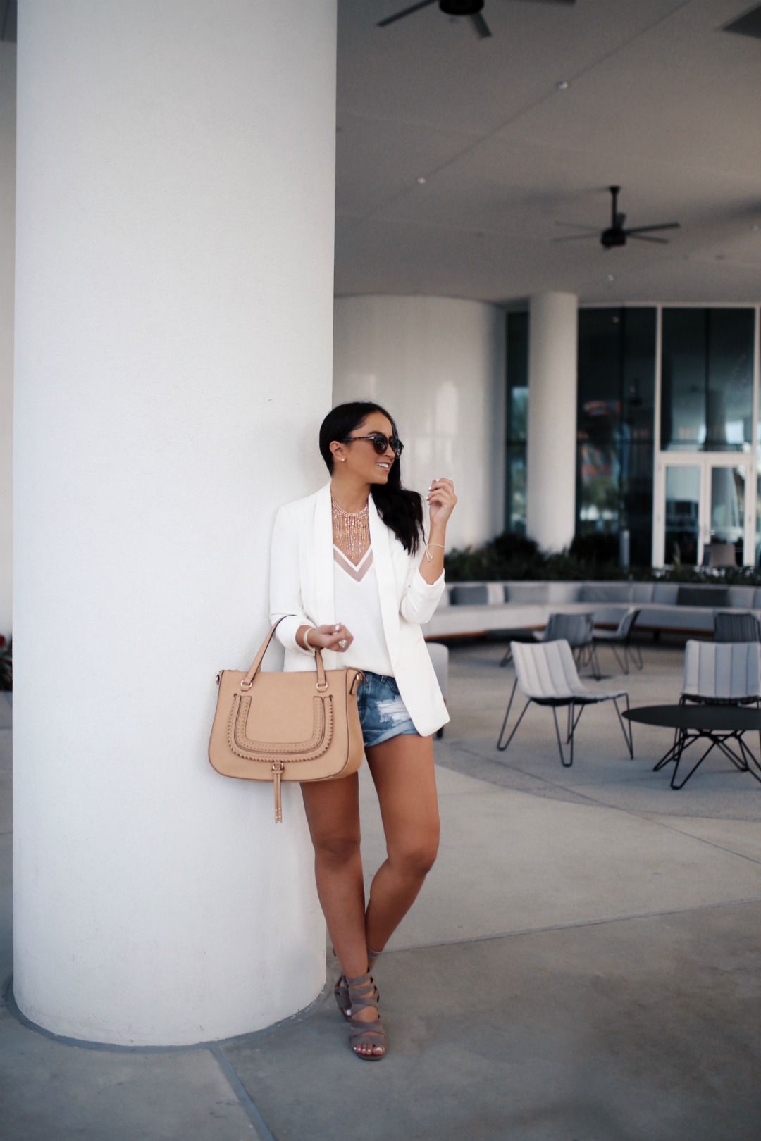 Blogger Sarah Lindner of The house of Sequins on how to style a white blazer. Wearing Express Ruched Sleeve Boyfriend Blazer, Kendra scott statement necklace