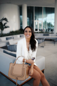 Blogger Sarah Lindner of The house of Sequins on how to style a white blazer. Wearing Express Ruched Sleeve Boyfriend Blazer, Kendra scott statement necklace