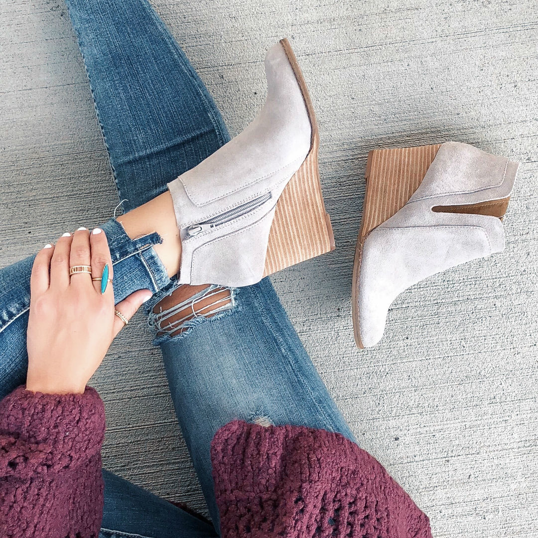 Blogger, Sarah Lindner of The House Of Sequins wearing a cardigan with ripped jeans and wedges