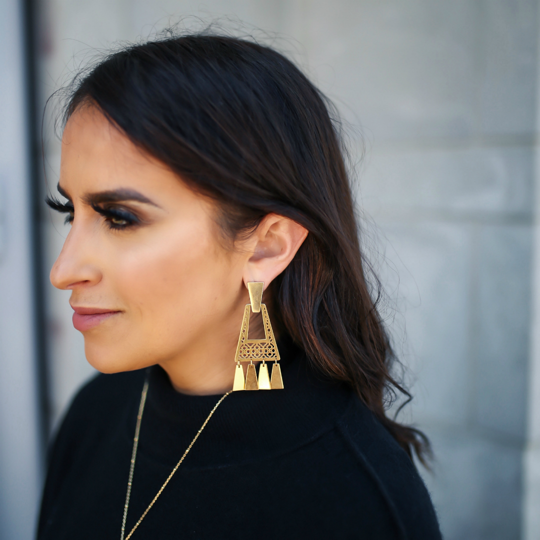 Blogger Sarah Lindner of The House of Sequins wearing So Low So High cashmere sweater and Kendra Scott Kase Small Drop Earrings