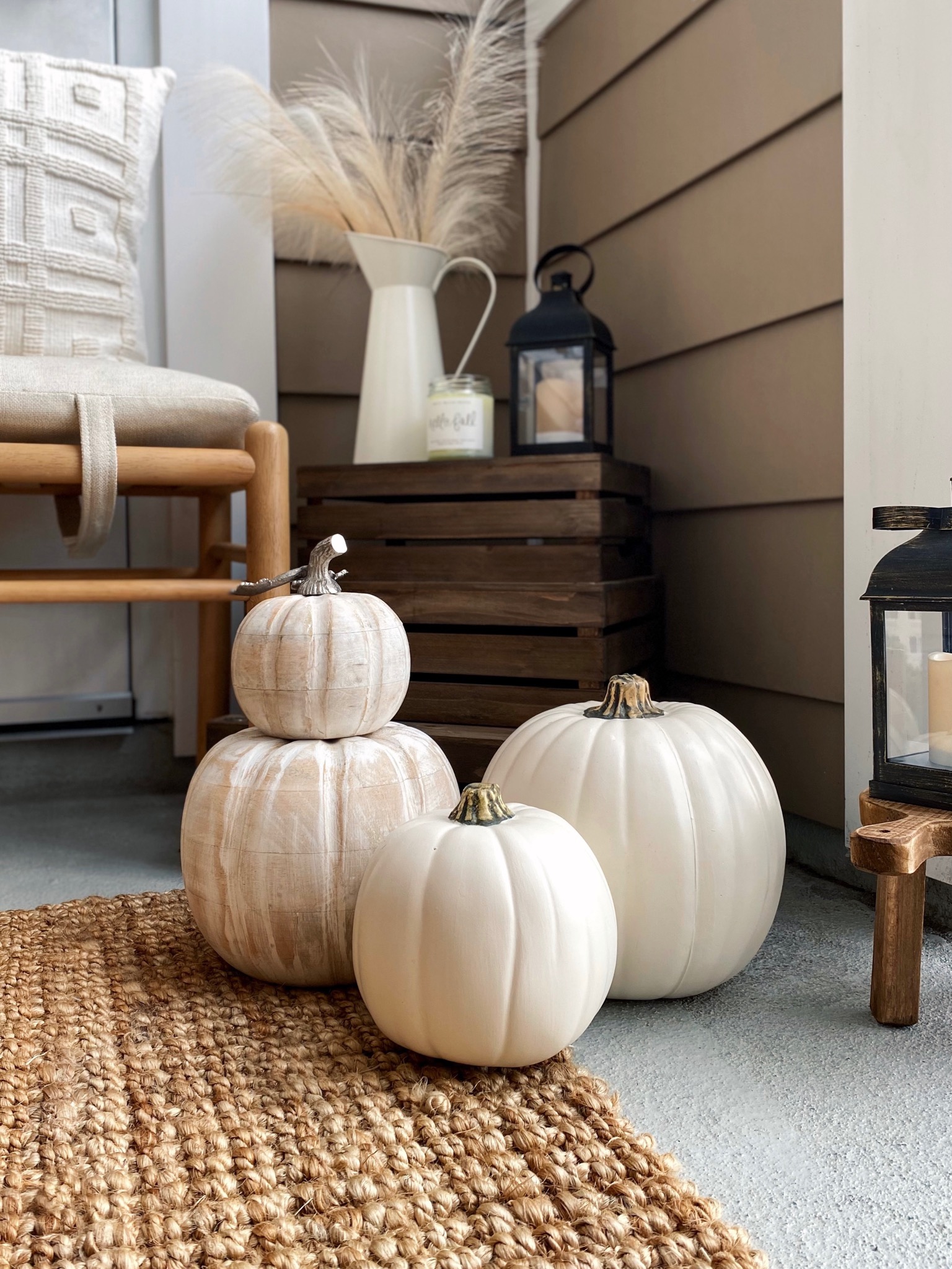 Blogger Sarah Lindner of The House of Sequins sharing fall patio decor. 