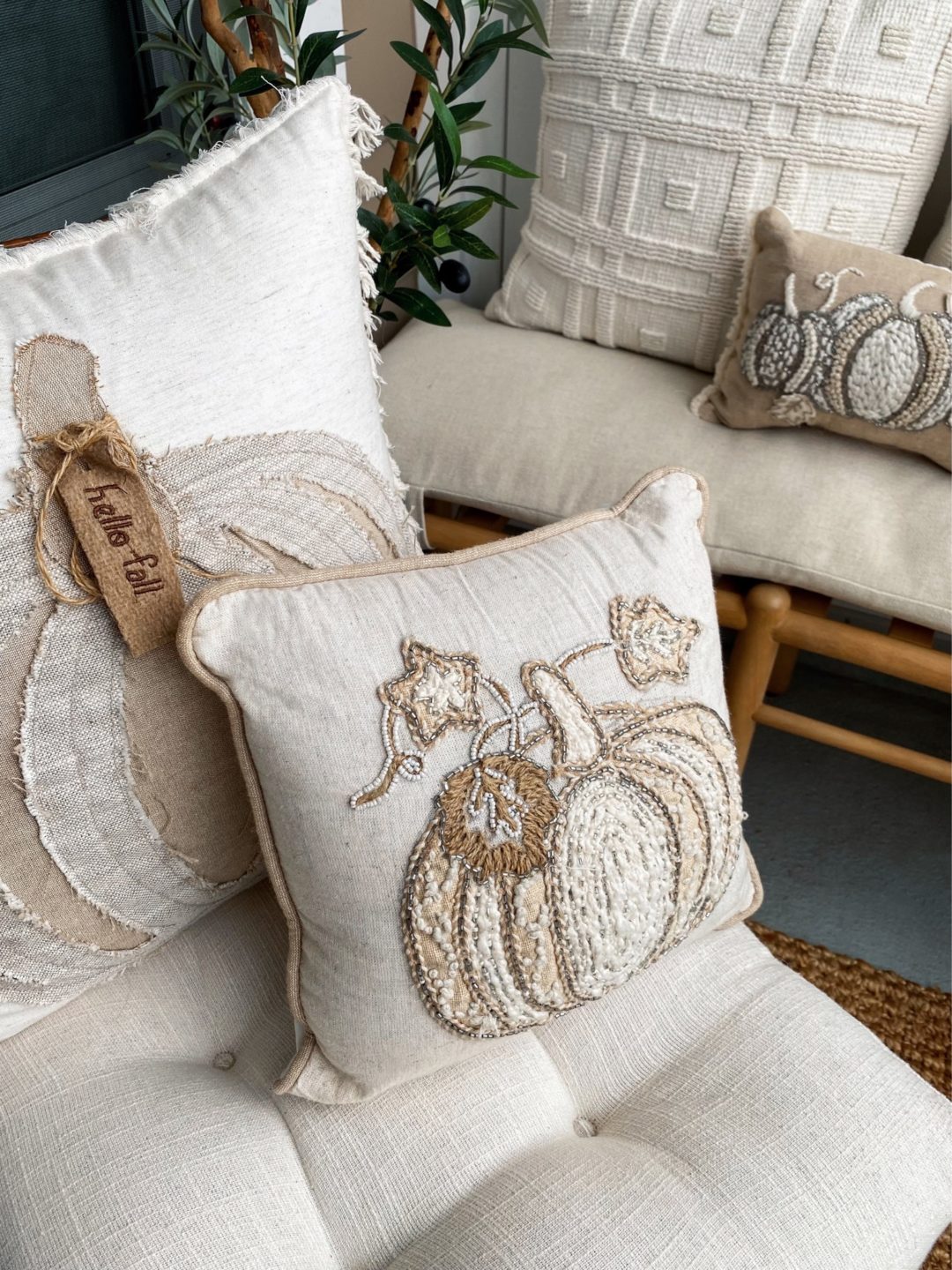Blogger Sarah Lindner of The House of Sequins sharing fall patio decor.