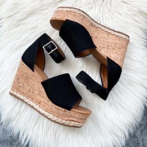 Blogger Sarah Lindner of The House of Sequins sharing Target spring sandals.