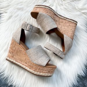 Blogger Sarah Lindner of The House of Sequins sharing Target spring sandals.