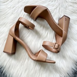 Blogger Sarah Lindner of The House of Sequins sharing summer sandals from Walmart Fashion.