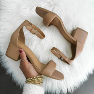 Blogger Sarah Lindner of The House of Sequins sharing Walmart Fashion Spring Sandals.